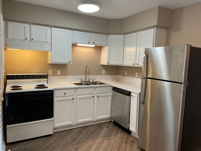 Building Photo - Beautiful 2 bed, 1 full, 2 half bath 2 sto...