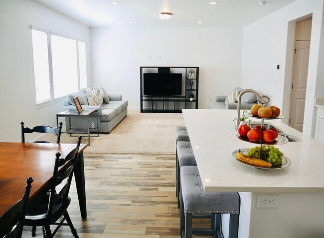 Building Photo - 503 S Valkyries Ln