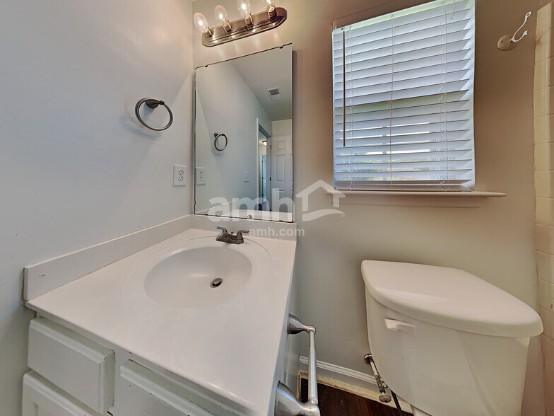 Building Photo - 122 Towering Pine Dr