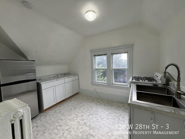 Building Photo - 130 W 28th St