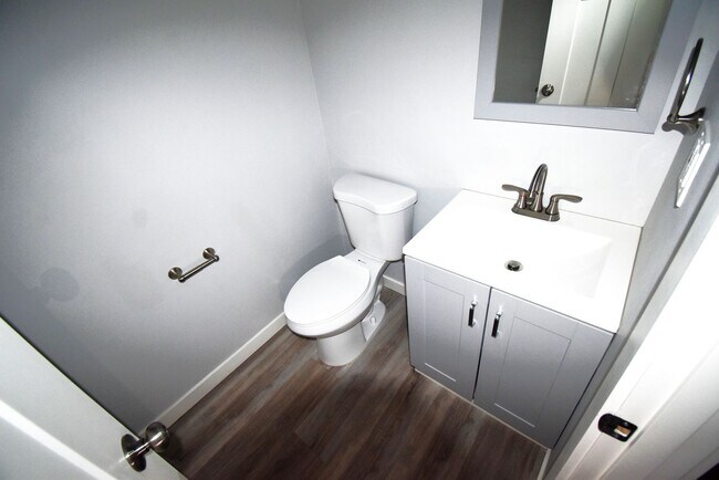 Building Photo - Spacious Town home.