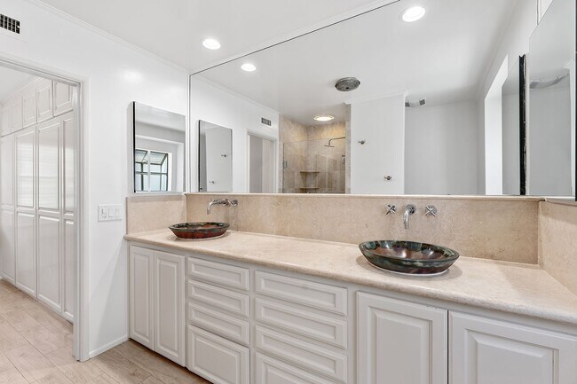 Building Photo - 11053 Strathmore Dr