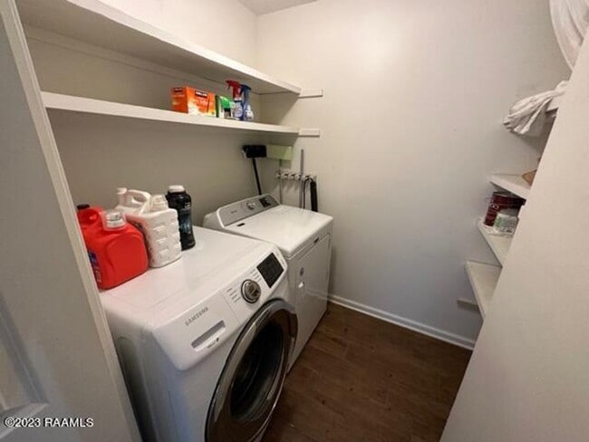 Building Photo - 3 bed, 2 bath townhouse AVAILABLE NOW!!!