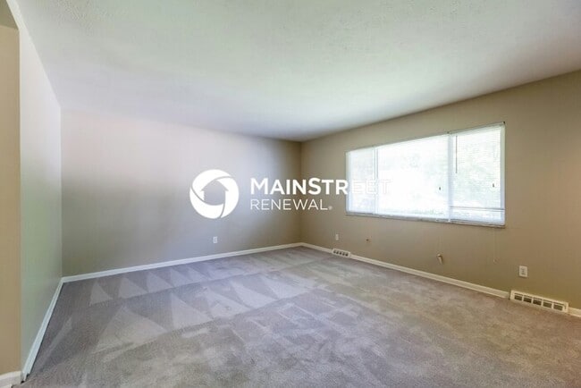 Building Photo - 3 Bedroom Pet-Friendly Home in Columbus, OH with Main Street Renewal