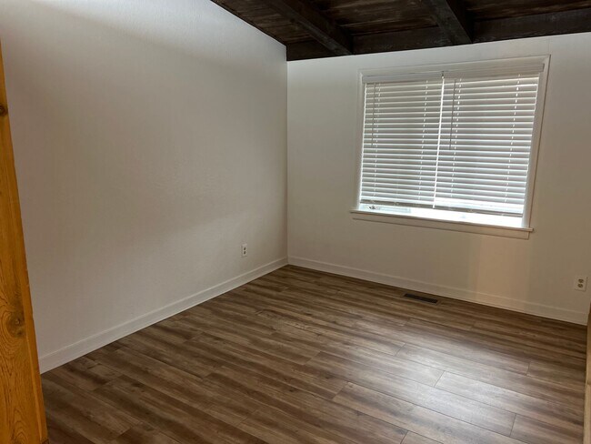 Building Photo - 4 Bedroom 2 bath home near lake Tenkiller with office