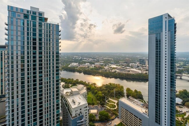 Building Photo - 610 Davis St