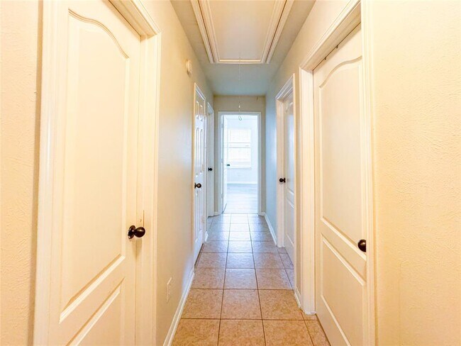 Building Photo - 2815 Town Gate Ct