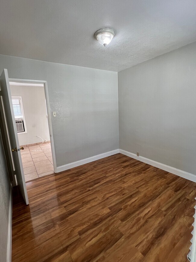 Building Photo - 706 Triana Pl