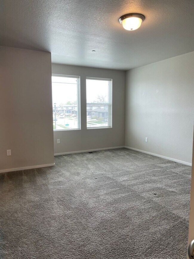 Building Photo - Luxury Rowhouse w/ 2-Car Garage in NE Ft. Collins