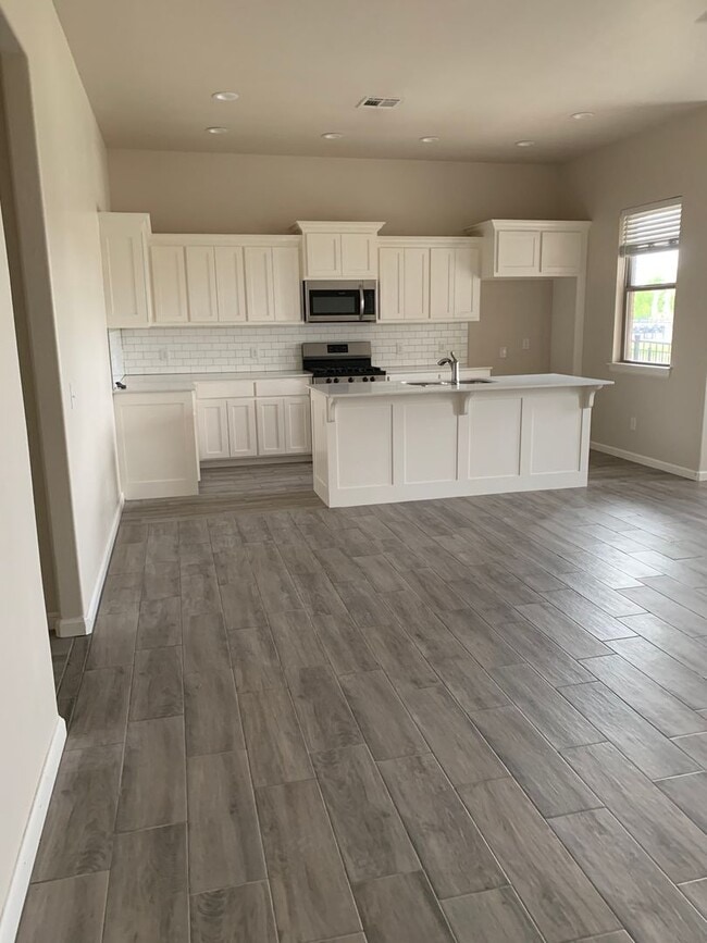 Building Photo - 3 bed, 2.5 bath home in the Enclave