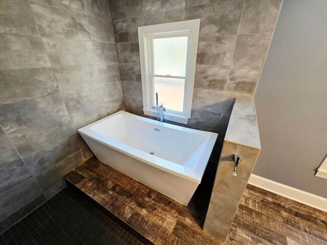 Building Photo - Charming Brick Home for Rent in Burlington