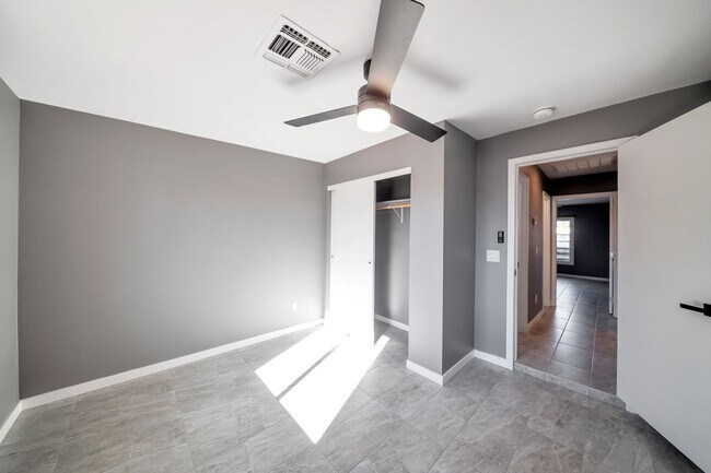 Building Photo - Large 6 Bed/3 Bath house close to ASU with awesome backyard