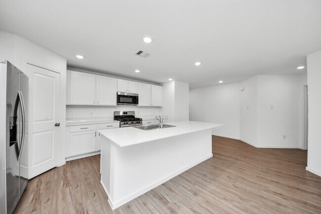 Building Photo - 2111 Hyde Acrs St