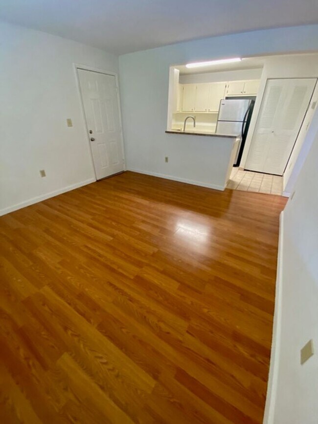 Building Photo - 351 Palm Way