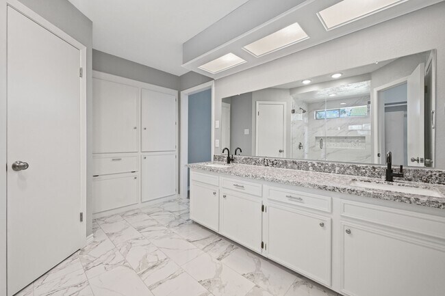 Building Photo - 16111 Fan Tail Dr