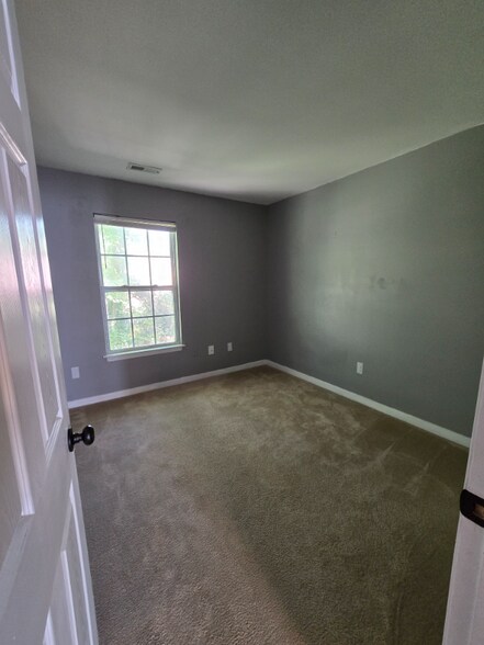 Building Photo - 2800 Goyne Terrace