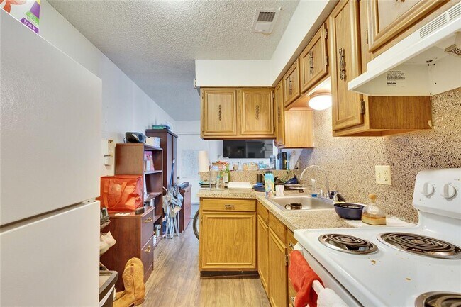 Building Photo - 2801 Hemphill Park