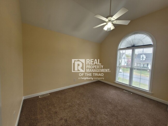 Building Photo - Newly Renovated Now Ready! One level 3BR/2...