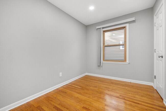 Building Photo - 5348 N Lydell Ave