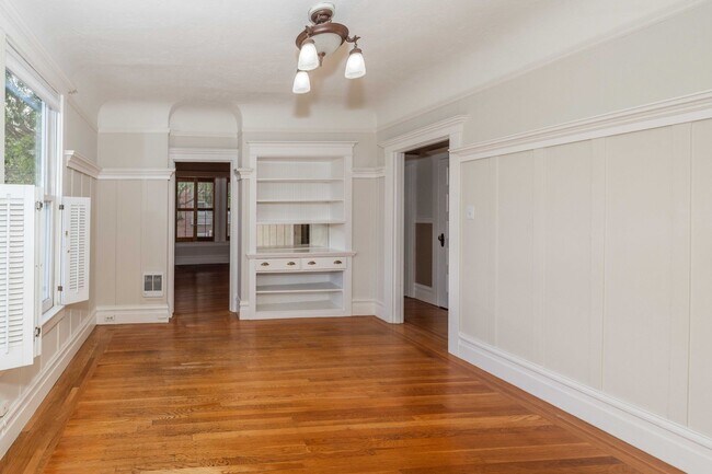 Building Photo - TOP FLOOR 1BR. Remodeled! W/D IN-UNIT! Dishwasher!
