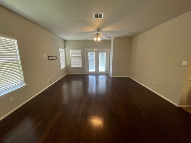 Building Photo - Nice, Roomy & Ready! 3 Bedroom 2 Bath in S...