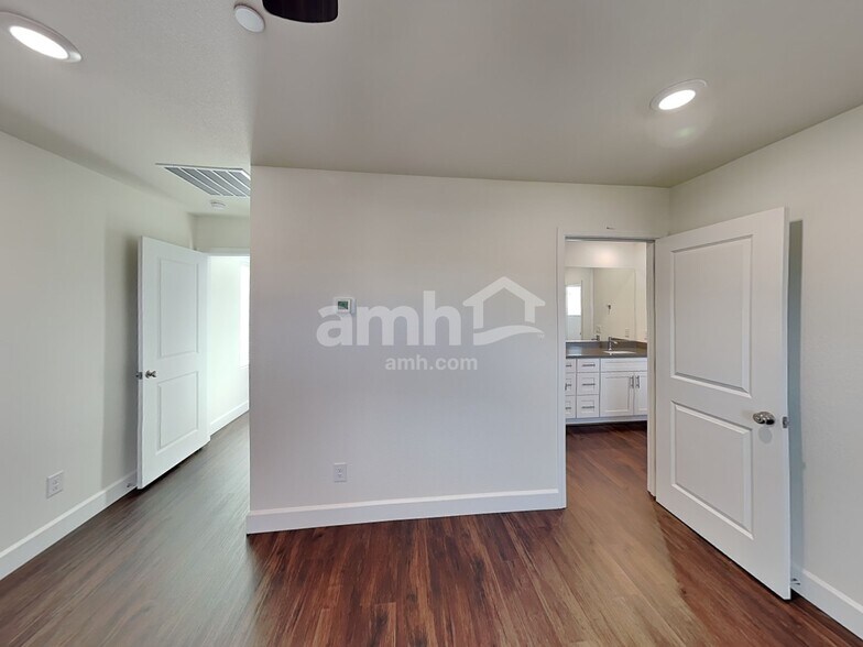 Building Photo - 126 Charmante Tulip Lane