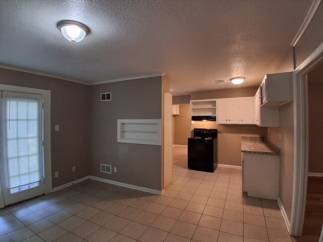 Building Photo - Large Home For Rent!
