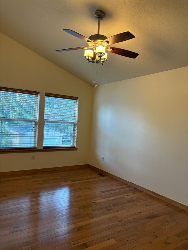 Building Photo - Spacious Lewis & Clark 4-Bedroom Home