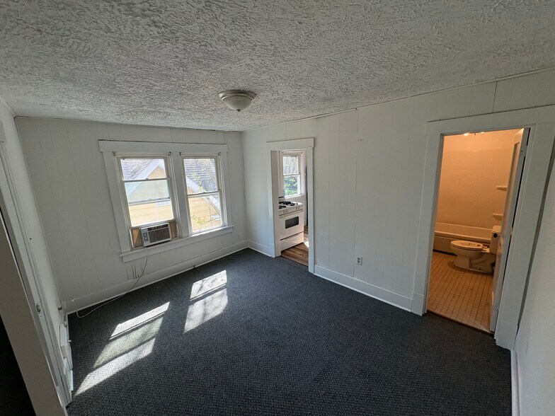 Building Photo - 522 W Allen St