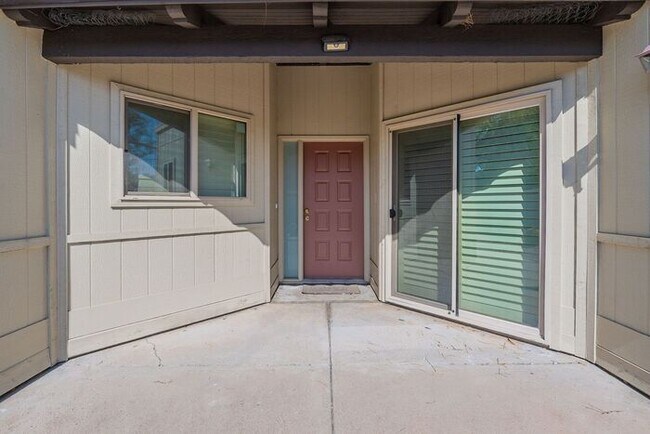 Building Photo - Pending/ Rented - Move-In Ready 2-Bed Tucs...