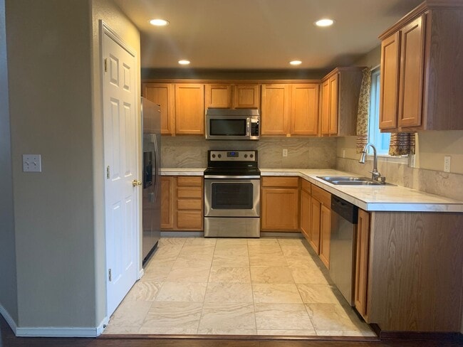 Building Photo - Great 3BD 2.5BA Fisher's Landing! Large Fe...