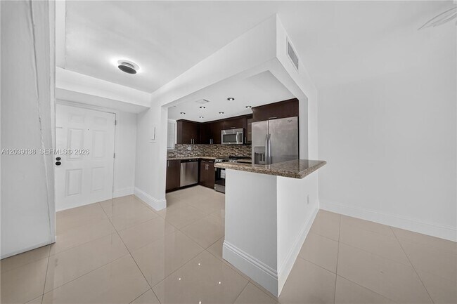Building Photo - 9351 Fontainebleau Blvd