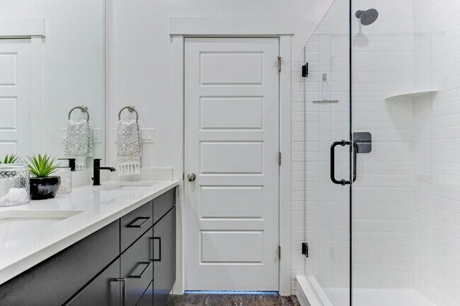 Building Photo - Beautiful Townhome in Daybreak