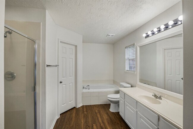 Building Photo - 18401 Sunrise Oaks Ct