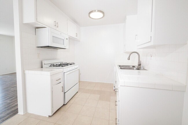 Interior Photo - 10736 Magnolia Blvd