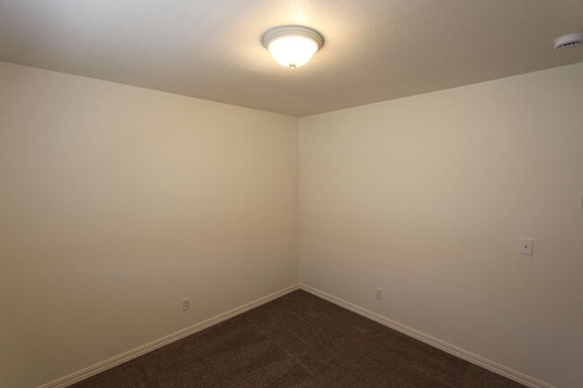 Building Photo - 3BR/2.5BA Townhome in Bellemont | Fenced Yard + 2-Car Garage