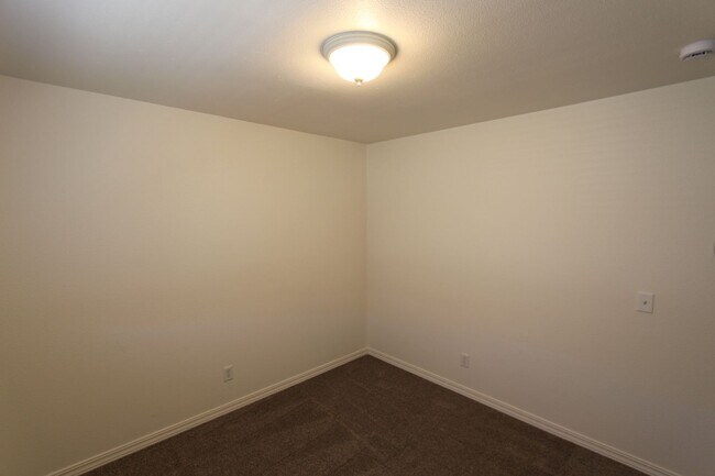 Building Photo - Spacious Bellemont Townhome | 3 Bedrooms + Private Fenced Yard