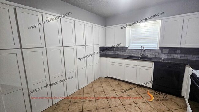 Building Photo - Step into Your Dream Townhouse!