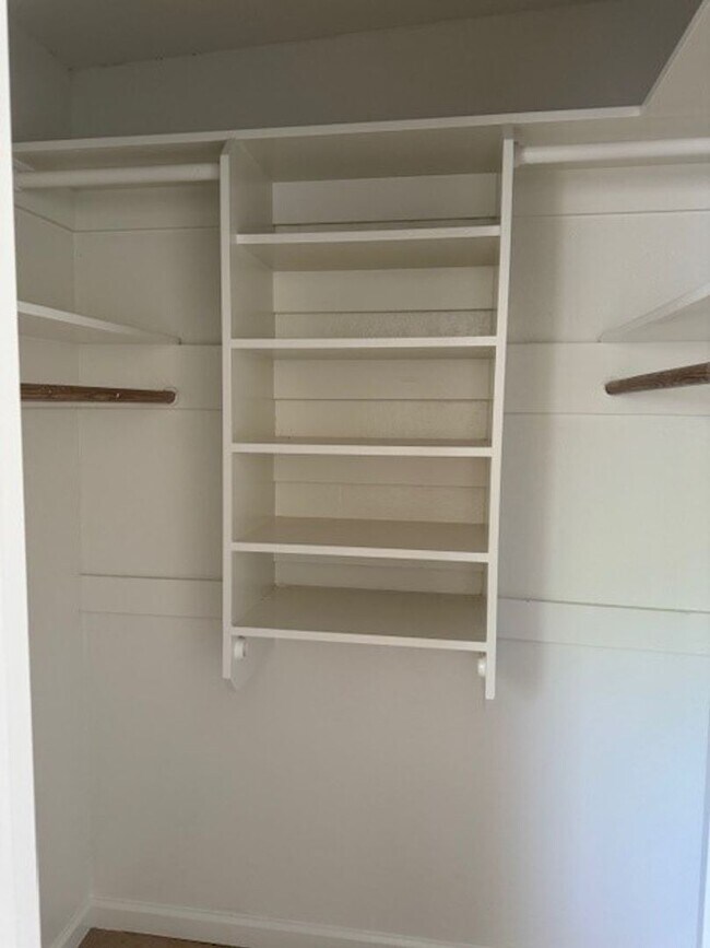 Building Photo - Sampson Ct #B