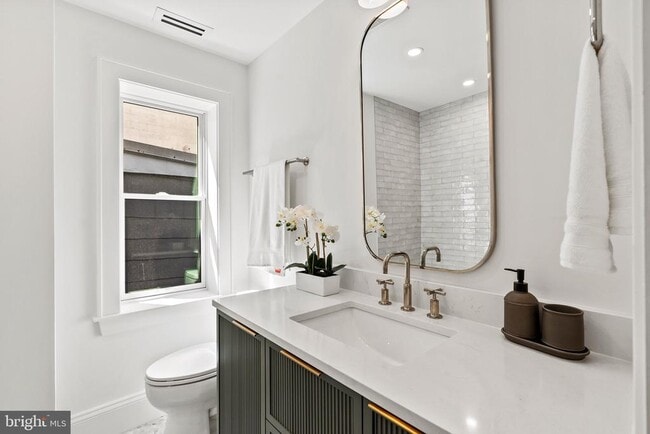 Building Photo - 2460 Ontario Rd NW