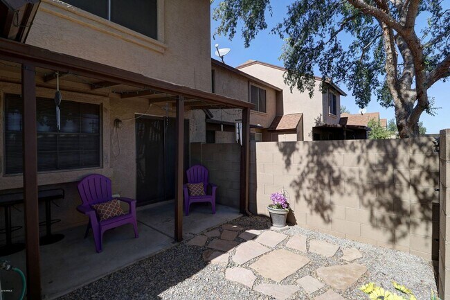 Building Photo - Updated 2 Bed/2.5 Bath Townhome in Great W...