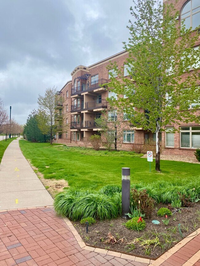 Building Photo - 2 bed/2 bath 4th Floor Unit in Cherry Creek! Covered Parking & Laundry Included!