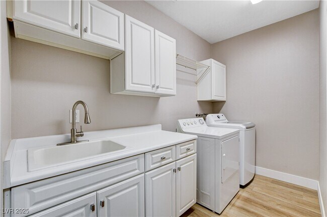 Building Photo - 1713 Sky of Red Dr