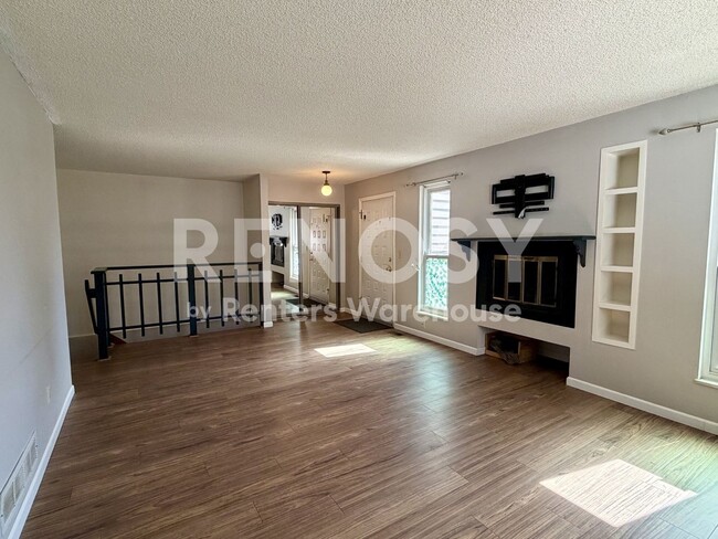 Building Photo - Your new 3 Bed 2 Bath home is waiting for you on Trenton St.