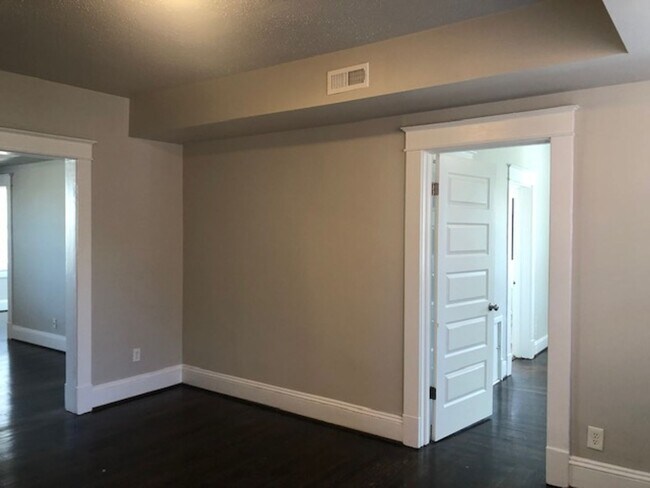 Building Photo - OMO3511-LM