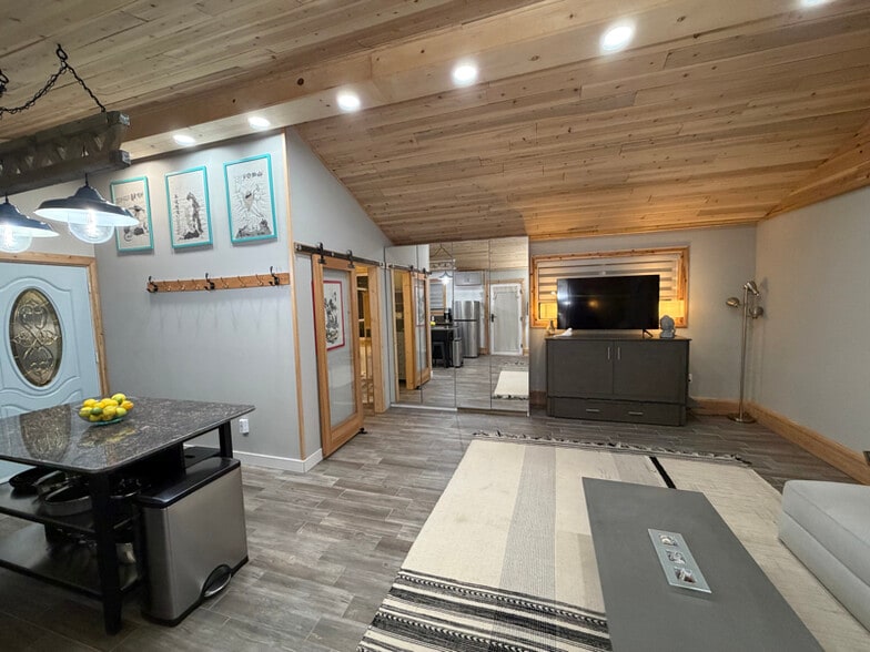 Building Photo - 7711 Owensmouth Ave