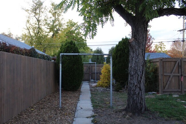 Building Photo - Charming 3 BR/1 BA  Home located In Villa ...