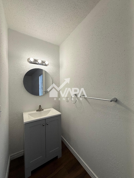 Building Photo - 5835 Freemans Farm St