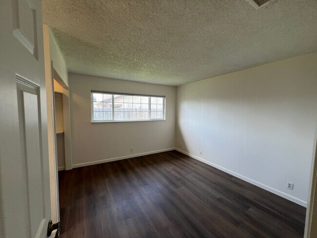 Building Photo - Updated 3 bedroom single story in Manteca!
