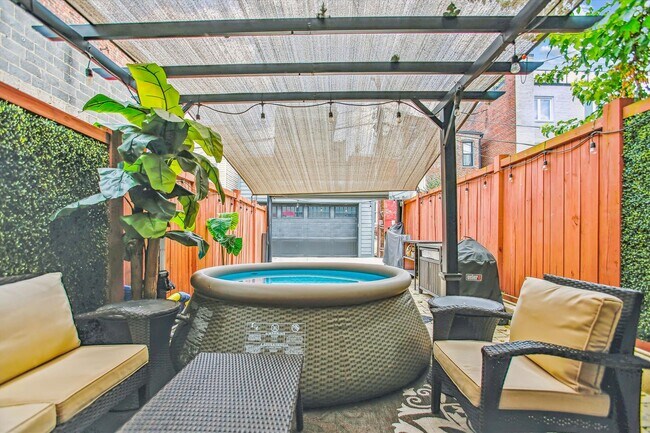 Building Photo - 2 BED PLUS DEN!!! * Fully Furnished and Fa...